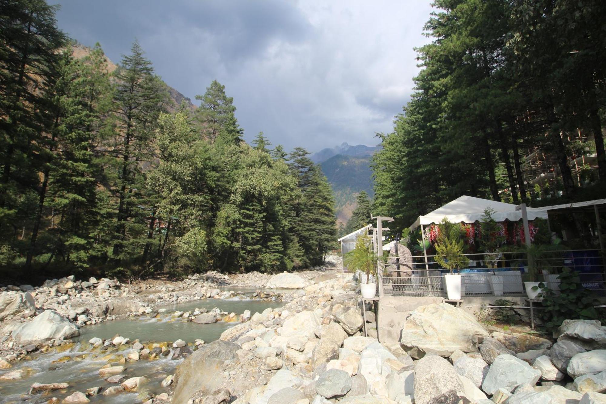 Moksha Riverside Resort Kasol Exterior foto